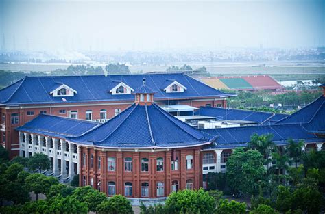 how many colleges are there in china